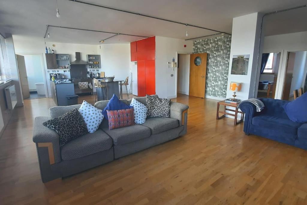 Trendy, Urban Open Plan Apartment Bristol Exterior foto
